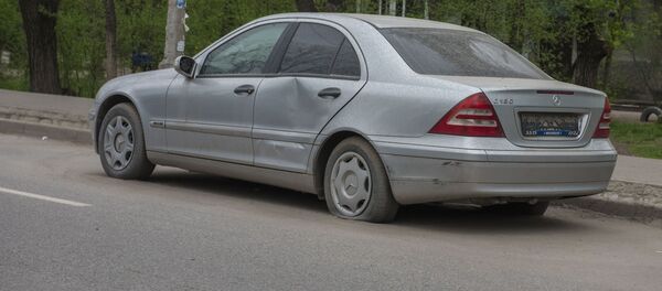 Сүйөркулов көчөсүндөгү Mercedes Benz унаасы - Sputnik Кыргызстан