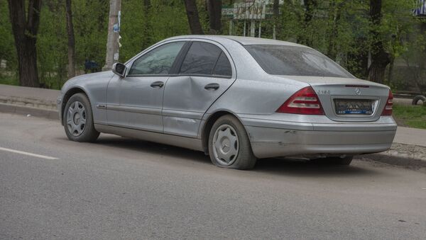 Сүйөркулов көчөсүндөгү Mercedes Benz унаасы - Sputnik Кыргызстан