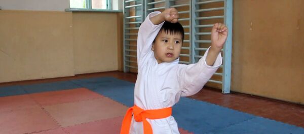 Галкиндин шоусун дүңгүрөткөн 7 жашар Нурмухаммед. Тик көз караш, кичинекей муштум - Sputnik Кыргызстан