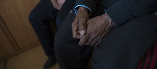 Руки пожилого мужчины. Архивное фото - Sputnik Кыргызстан