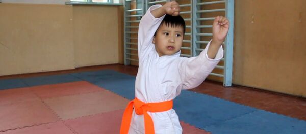 Семилетний Нурмухамед Ташмаматов, который в совершенстве владеет приемами Брюса Ли, недавно с отцом вернулись с Москвы. Там они приняли участие в детской телевизионной передаче Первого канала &quot;Лучше всех&quot;. Редакция Sputnik Кыргызстан решила разузнать, как ему удалось сорвать аплодисменты на шоу Максима Галкина. - Sputnik Кыргызстан