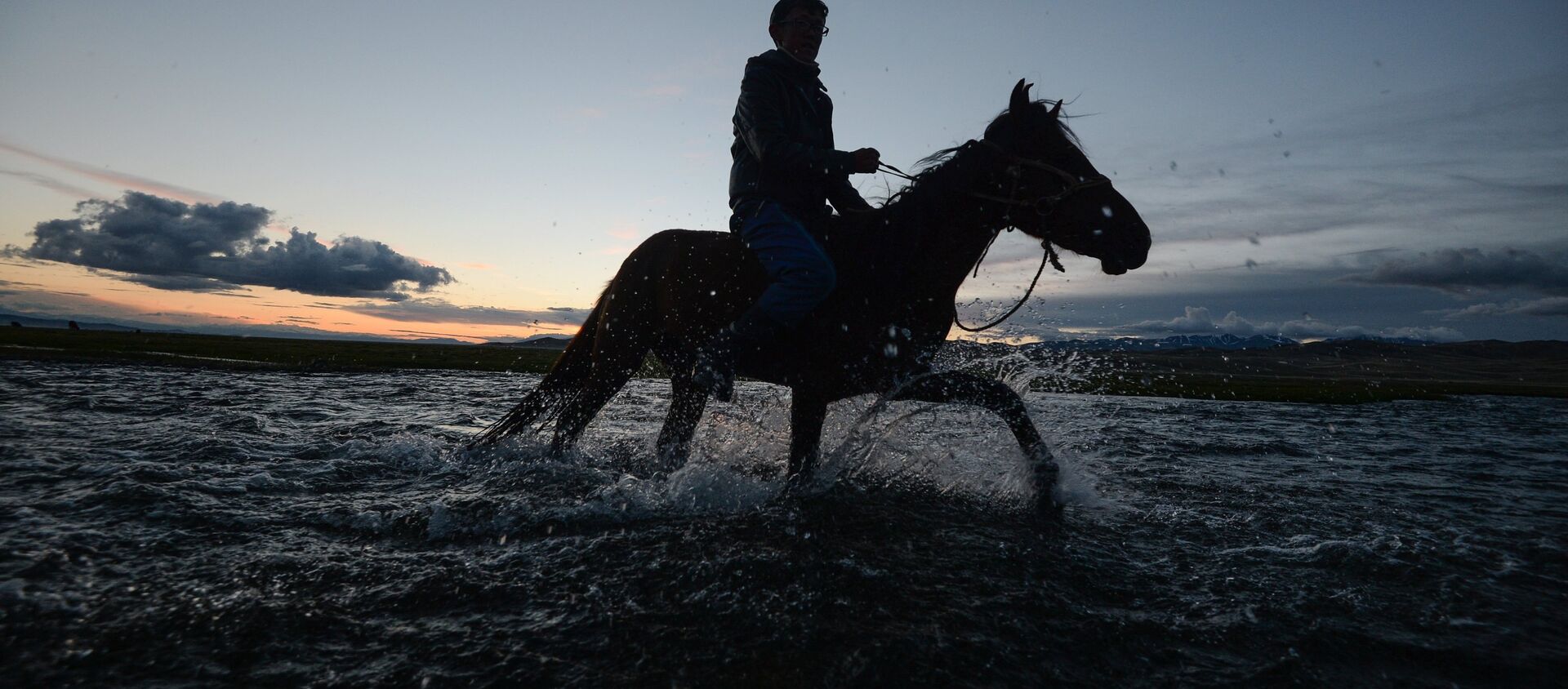 Чабан на лошади переходит реку. Архивное фото - Sputnik Кыргызстан, 1920, 02.07.2021