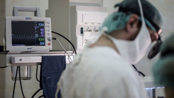 Хирург во время операции. Архивное фото - Sputnik Кыргызстан