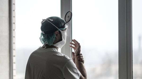 Врач готовиться к осмотру пациента. Архивное фото - Sputnik Кыргызстан