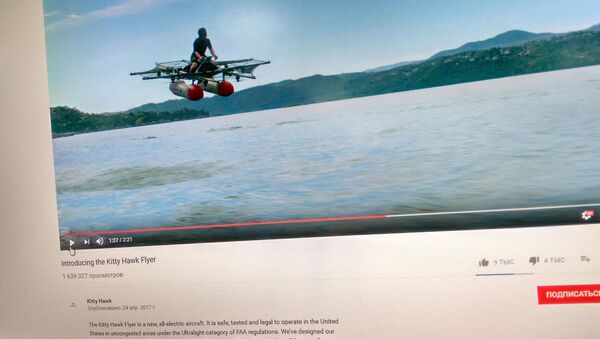Снимок с видеохостинга Youtube пользователя Kitty Hawk. Летающее транспортное средство с вертикальным взлетом - Sputnik Кыргызстан