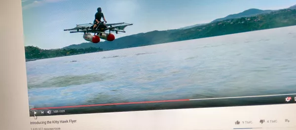 Снимок с видеохостинга Youtube пользователя Kitty Hawk. Летающее транспортное средство с вертикальным взлетом - Sputnik Кыргызстан