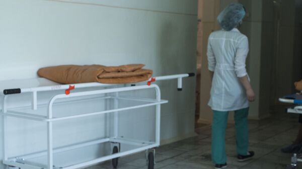 Медсестра в коридоре родильного дома. Архивное фото - Sputnik Кыргызстан