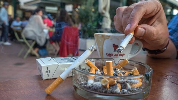 Архивное фото посетителя кафе, который курит сигарету - Sputnik Кыргызстан