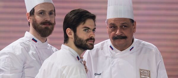 Актеры Никита Тарасов, Кирилл Ковбас и Дмитрий Назаров (слева направо) на съемках эпизода фильма Кухня. Последняя битва. Архивное фото - Sputnik Кыргызстан