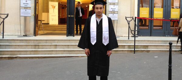 Париж шаарында жашап, Франциянын улуттук институтунда метрология жаатында эмгектенген мекендешибиз Алмазбек Иманалиев. Архив Париж шаарында жашап, Франциянын улуттук институтунда метрология жаатында эмгектенген мекендешибиз Алмазбек Иманалиев. Архив - Sputnik Кыргызстан