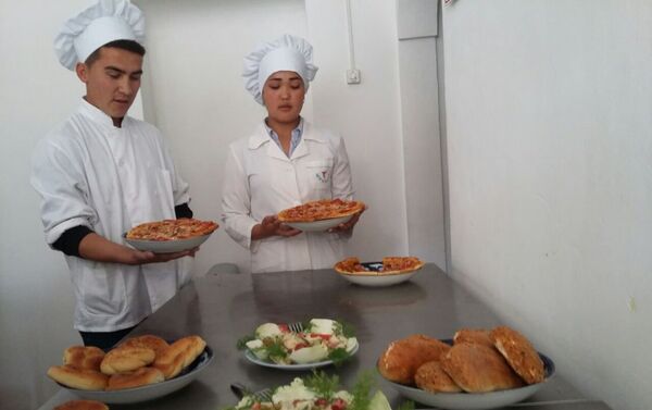 Баткенде элеттик тургундарга тигүүчүлүк жана ашпозчулук боюнча акысыз билим берилүүдө - Sputnik Кыргызстан