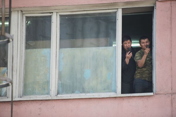 Всегда найдутся зеваки, которые будут снимать происходящее на мобильные телефоны - Sputnik Кыргызстан