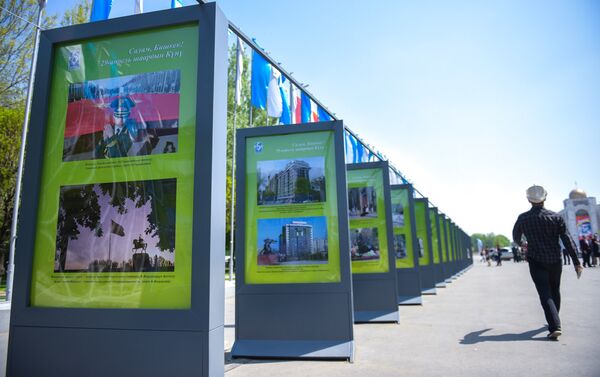 На центральной площади Ала-Тоо открылась фотовыставка, приуроченная к Дню Бишкека - Sputnik Кыргызстан