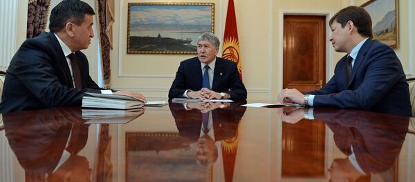 Президент КР Алмазбек Атамбаев во время встречи с премьер-министром Сооронбаем Жээнбековым и руководителем своего Аппарата Сапаром Исаковым. Архивное фото - Sputnik Кыргызстан