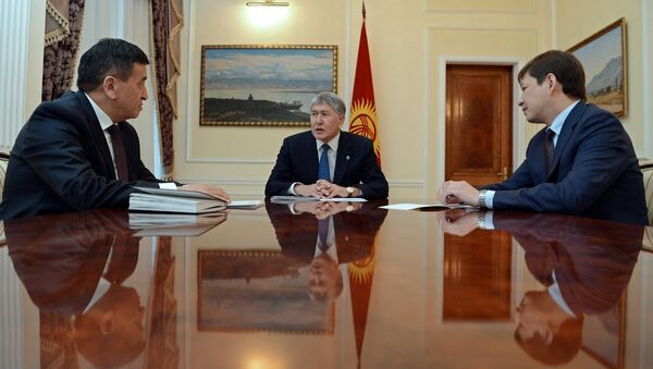 Президент Алмазбек Атамбаев принял Сооронбая Жээнбекова и Сапара Исакова - Sputnik Кыргызстан