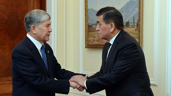 Президент Сооронбай Жээнбеков жана экс-президент Алмазбек Атамбаев. Архив - Sputnik Кыргызстан