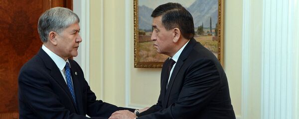 Президент КР Сооронбай Жээнбеков и бывший глава государства Алмазбек Атамбаев. Архивное фото Президент КР Сооронбай Жээнбеков и бывший глава государства Алмазбек Атамбаев. Архивное фото - Sputnik Кыргызстан