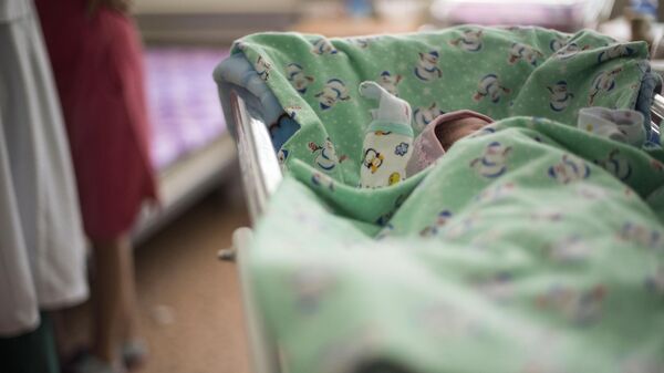Новорожденный ребенок в родильном доме. Архивное фото - Sputnik Кыргызстан