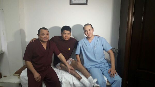 Директор Научно-исследовательского центра травматологии и ортопедии, профессор, ортопед Сабырбек  Джумабеков с пациентом - Sputnik Кыргызстан