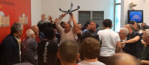 Протестующие македонцы вошли в здание парламента и устроили драку с депутатами - Sputnik Кыргызстан