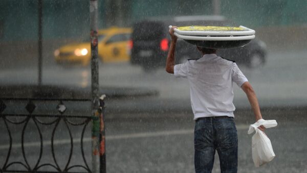 Мужчина ну улице во время дождя. Архивное фото - Sputnik Кыргызстан