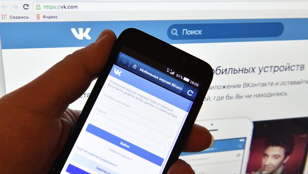 Страница социальной сети Вконтакте на экране смартфона. Архивное фото - Sputnik Кыргызстан
