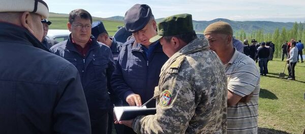 Министр чрезвычайных ситуаций Кубатбек Боронов на месте схода оползня в селе Аюу в Узгенского района - Sputnik Кыргызстан