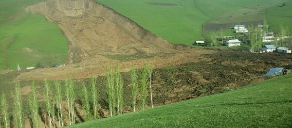 Последствия схода оползня в селе Аюу в Узгенского района - Sputnik Кыргызстан