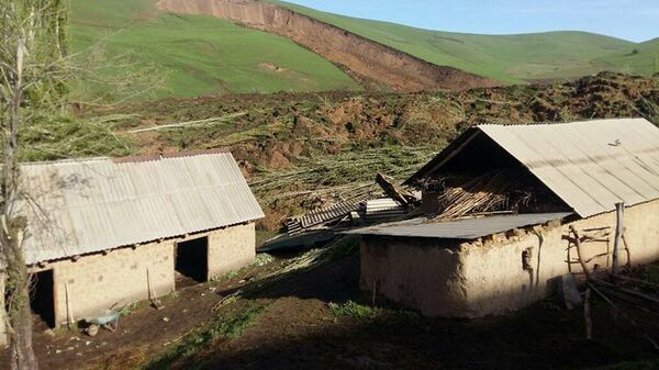 Сход оползня в селе Аюу в Узгенского района  - Sputnik Кыргызстан