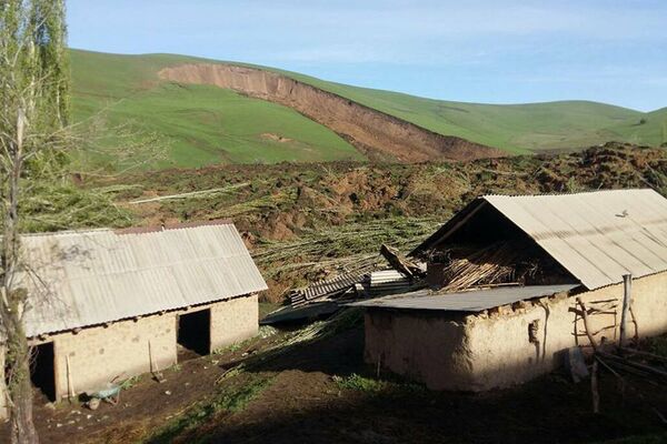Өзгөн районунун Зергер айыл аймагындагы Аюу айылында 29-апрелде жер көчүп алты үй-бүлөдөн 24 кишини басып калган - Sputnik Кыргызстан