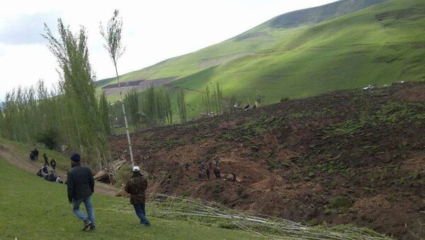 Последствия схода оползня в селе Аюу в Узгенского района - Sputnik Кыргызстан