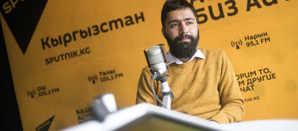 Бармен одного из столичных заведений, иранец Реза Данай во время интервью Sputnik Кыргызстан Бармен одного из столичных заведений, иранец Реза Данай во время интервью Sputnik Кыргызстан - Sputnik Кыргызстан