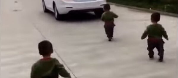 Папа, вернись! Тройняшки пытаются догнать машину отца - Sputnik Кыргызстан