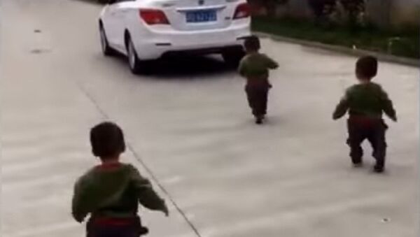 Папа, вернись! Тройняшки пытаются догнать машину отца - Sputnik Кыргызстан