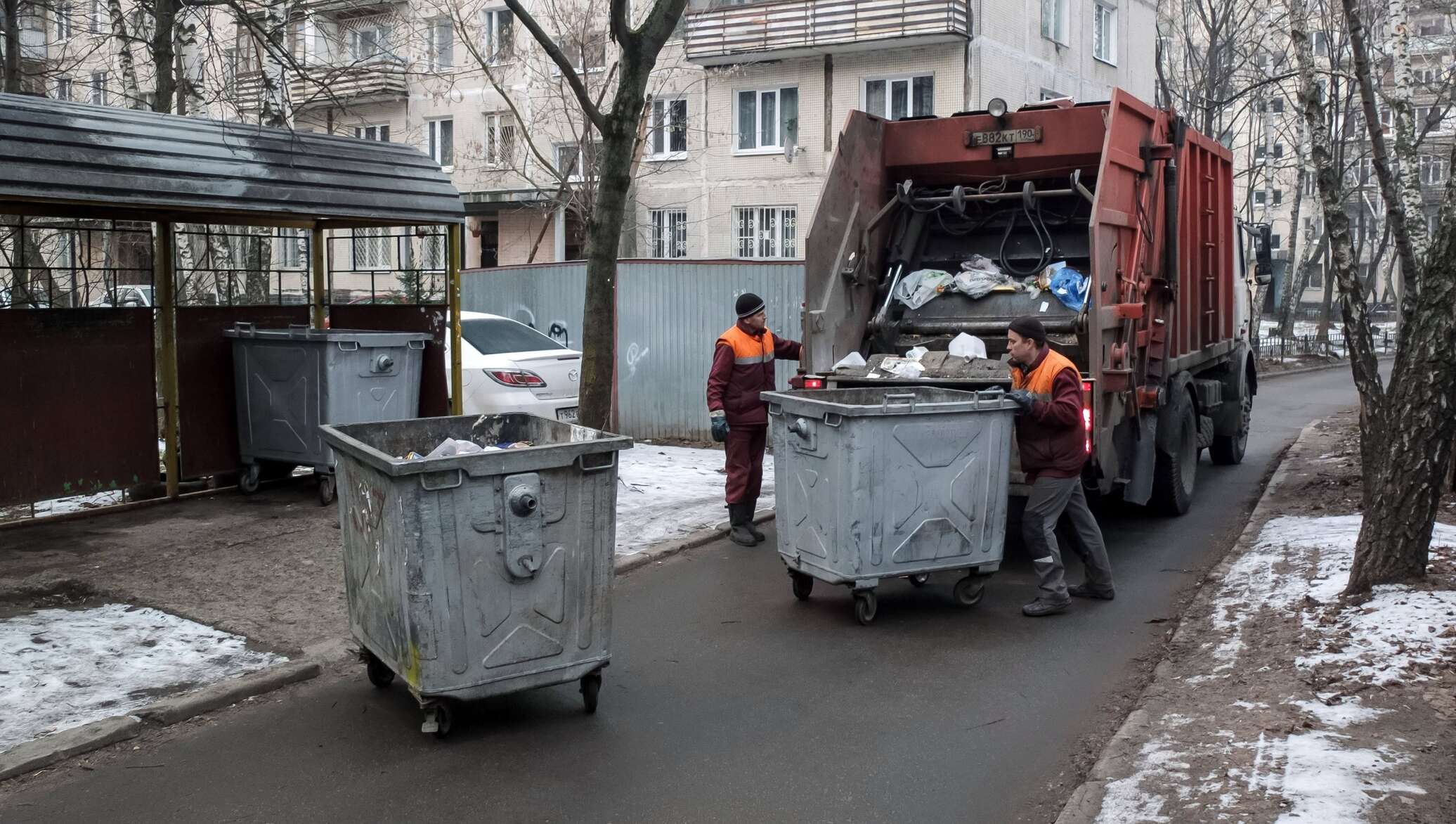 Вывоз тко. Мусорная машина. Мусоровоз вывозит мусорные баки. Мусоровоз с мусорным баком. Мусорный бак и мусравлз.