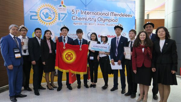 Кыргызстандык эки окуучу Астана шаарында өткөн 51чи Эл аралык Менделеев олимпиадасында эки коло медалга ээ болду - Sputnik Кыргызстан