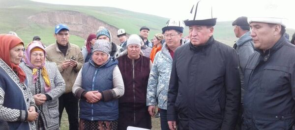 Өзгөндүн Аюу-Сай айылына барган премьер-министр Сооронбай Жээнбеков каза болгондордун жакындарына көңүл айтып, эл менен жолукту - Sputnik Кыргызстан
