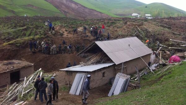 Сход оползня в селе Аюу в Узгенского района - Sputnik Кыргызстан