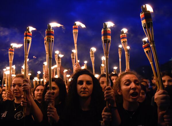 Факельное шествие в Ереване в память о геноциде армян - Sputnik Кыргызстан