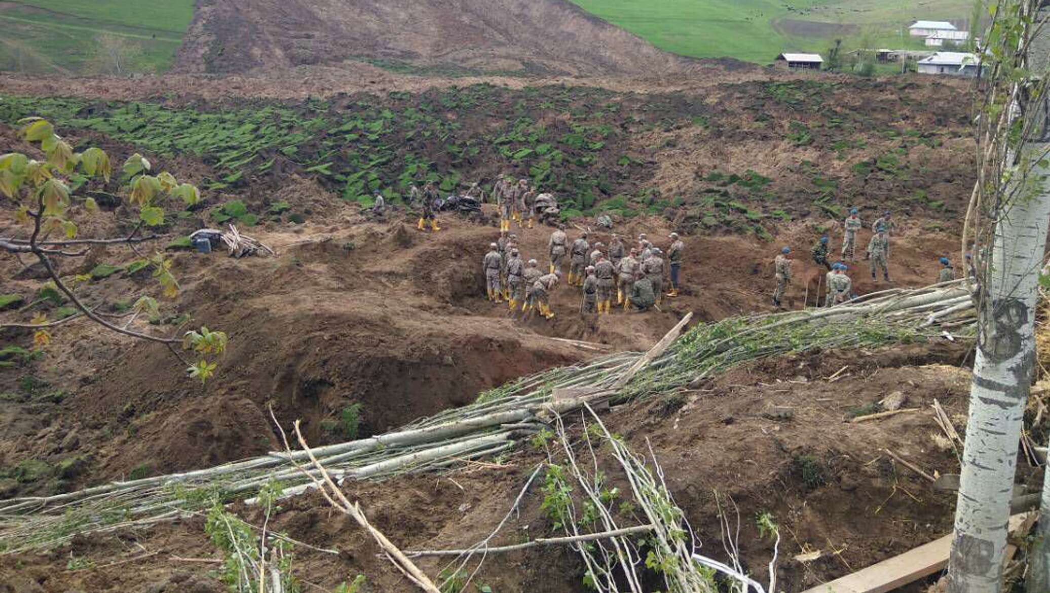 Находясь дома в селеопасном районе. Оползень Кыргызстан. Оползни в Молдове. Сель Узген. Сели в Узгене.