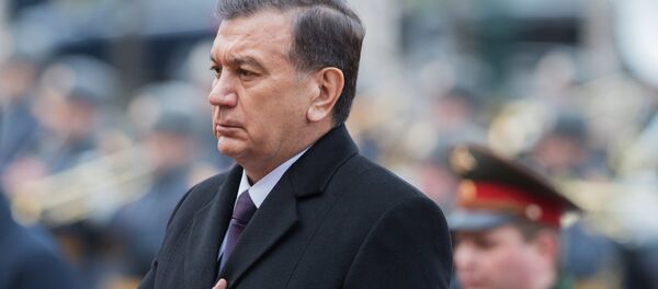 Президент Узбекистана Ш. Мирзиеев на церемонии возложения цветов к мемориалу Ленинград в память о погибших в результате теракта в метро Санкт-Петербурга - Sputnik Кыргызстан