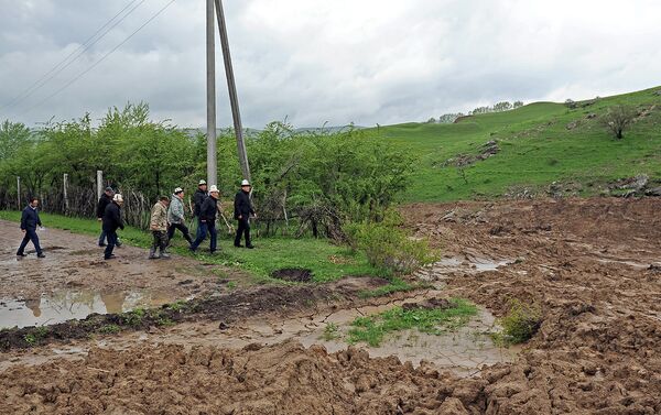 Премьер-министр Сооронбай Жээнбеков ознакомился с потенциально опасными участками и последствиями стихийных бедствий в Ошской области - Sputnik Кыргызстан