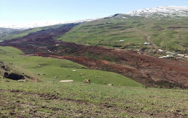 В Узгенском районе сошел еще один оползень, в этот раз на участке между селами Курбу-Таш и Маркс - Sputnik Кыргызстан