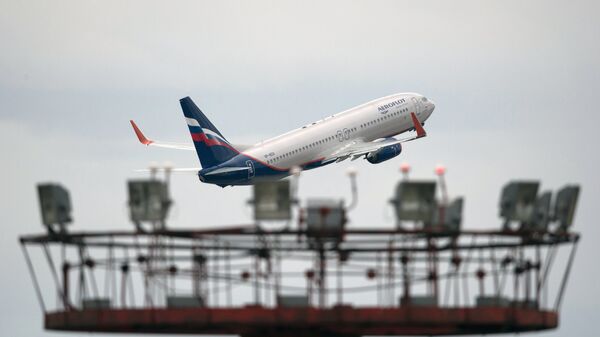 Самолет совершает взлет в аэропорту. Архивное фото - Sputnik Кыргызстан