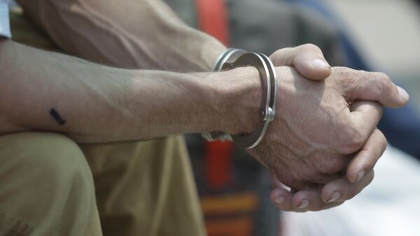 Заключенный в наручниках в Кальяо - Sputnik Кыргызстан