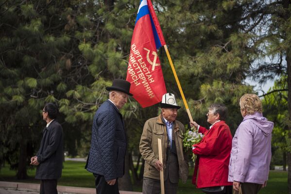 Традиционный ежегодный митинг коммунистов на Старой площади Бишкека - Sputnik Кыргызстан