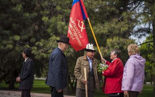 В Бишкеке представители Партии коммунистов Кыргызстана провели митинг, приуроченный к 1 Мая — Международному дню солидарности трудящихся - Sputnik Кыргызстан