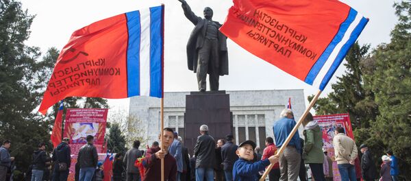 Традиционный ежегодный митинг коммунистов на Старой площади Бишкека - Sputnik Кыргызстан
