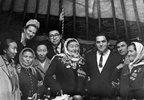 Да здравствует Первое мая! — архивные кадры советского Кыргызстана - Sputnik Кыргызстан