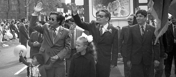 СССРдин эл артисти, Токтогул атындагы сыйлыктын ээси Төлөмүш Океев(солдо). Архив СССРдин эл артисти, Токтогул атындагы сыйлыктын ээси Төлөмүш Океев(солдо). Архив - Sputnik Кыргызстан